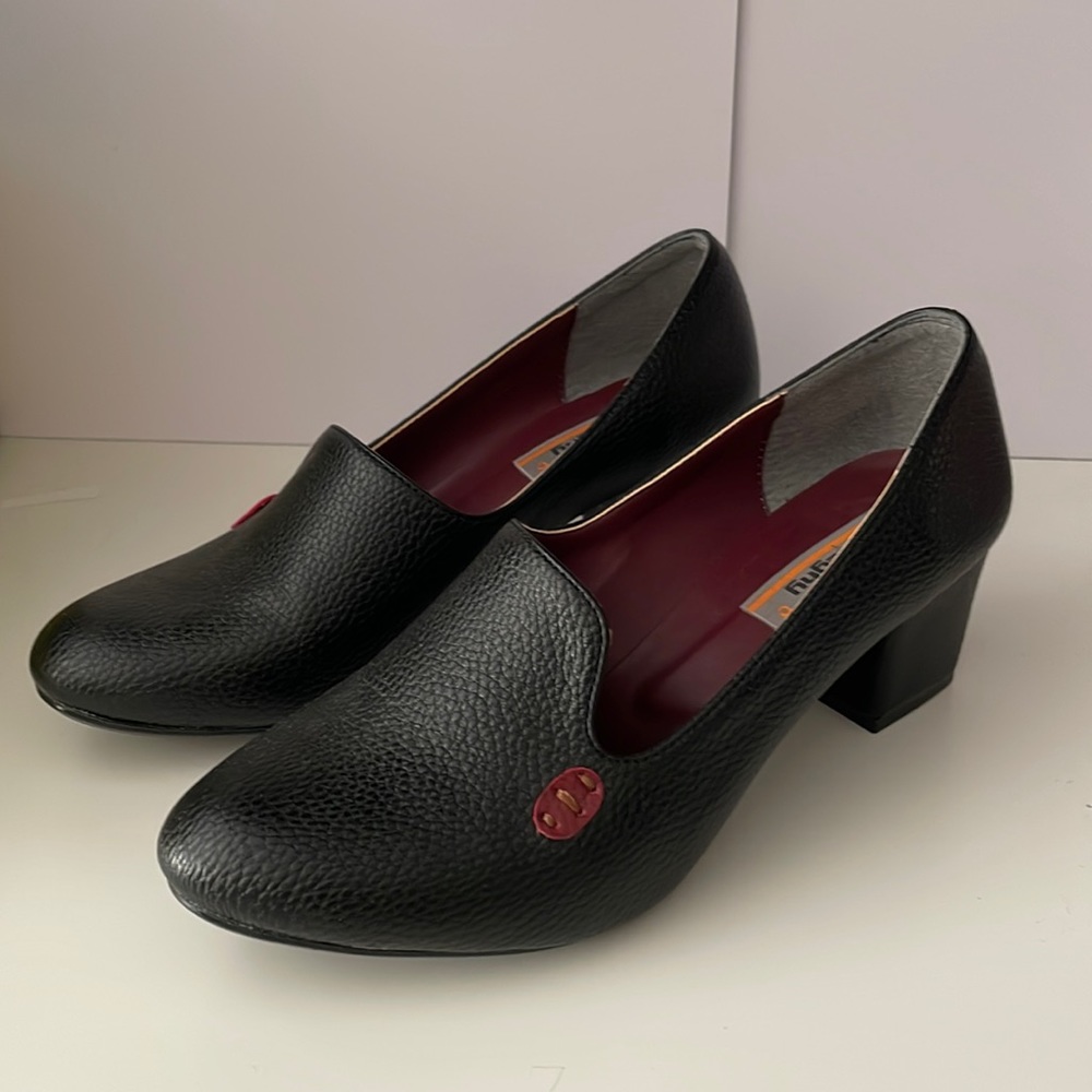 Sabeghy black pumps with adorable red leather accent on side NWOT